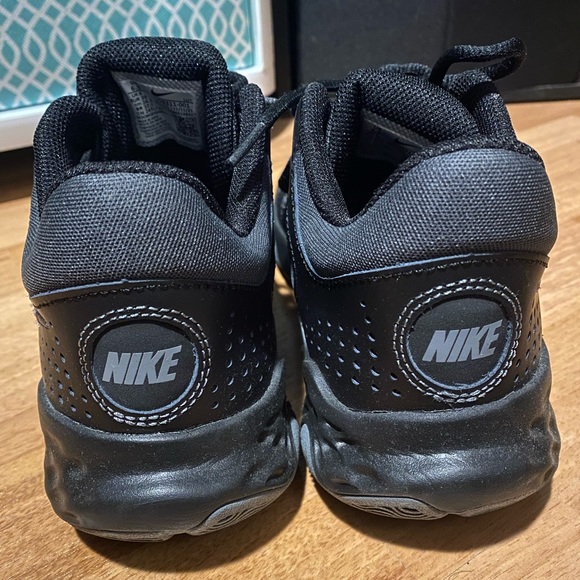 Nike Fly By Mid 3 Basketball Sneaker. - Picture 6 of 12